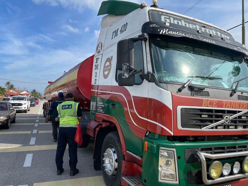 Ops Khas Papan Tanda Laluan Terhad JPJ Pahang 3